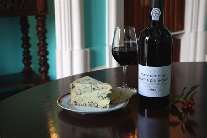 What wine goes with port wine cheese?